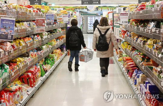 서울 한 대형마트에서 장 보는 모습. <사진=연합뉴스>